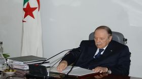 بوتفليقة يوقع مرسوما يتضمن التصديق على اتفاقية العمل البحري