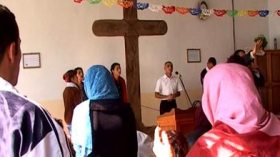 تجنيد مغتربين جزائريين بفرنسا لمواصلة حملة التنصير بالجزائر