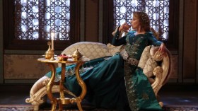 سلطة المرأة من خلف الستار