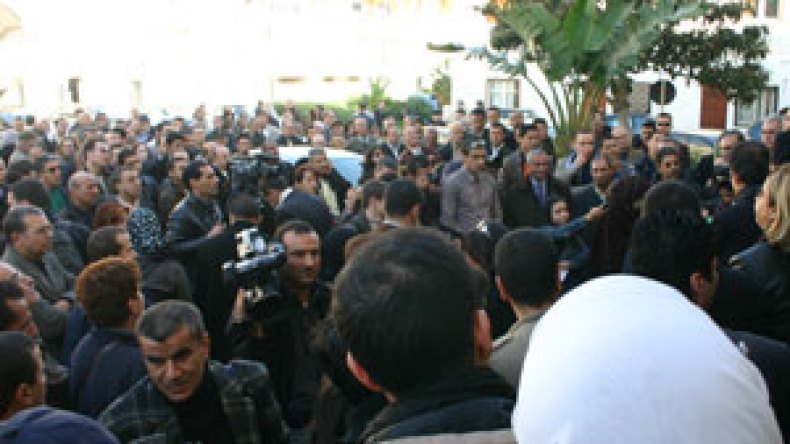 سياسيون وإعلاميون ومثقفون يطالبون بمسيرات شعبية عبر الوطن