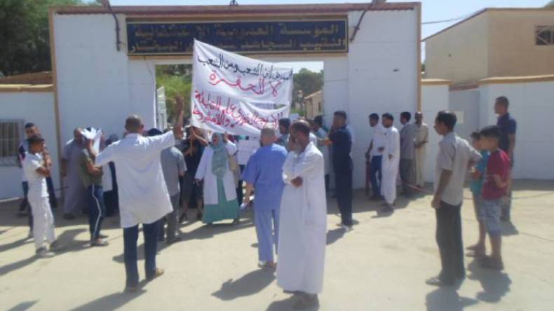عشرات العمال والأطباء يحتجون بمستشفى عين وسارة بالجلفة