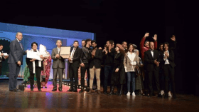 المخرج أحمد خوذي يخرج تحت تصفيرات الاستهجان بعد التتويج بأحسن مخرج