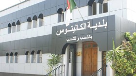 سكان أحياء الكاليتوس يغلقون الطريق بالفضلات المنزلية للفت انتباه المسؤولين