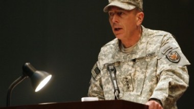 Al Qaïda reste une menace en Irak, selon le général Petraeus