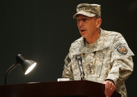 Al Qaïda reste une menace en Irak, selon le général Petraeus