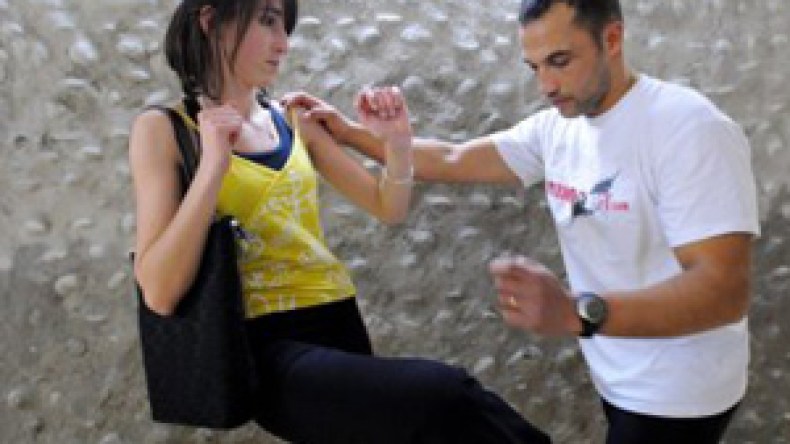 فتيات يقتحمن عالم الفنون القتالية دفاعا عن النفس