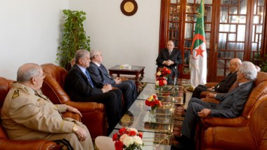 Bouteflika emprunte  l'aéroport de Boufarik en secret