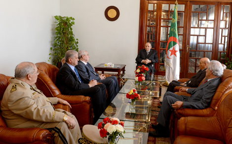 Bouteflika emprunte  l'aéroport de Boufarik en secret