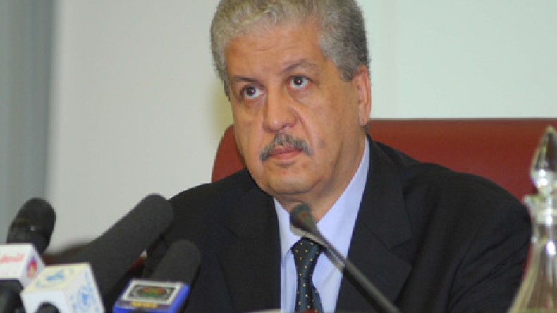 سلال ينصب لجنة مراجعة الدستور