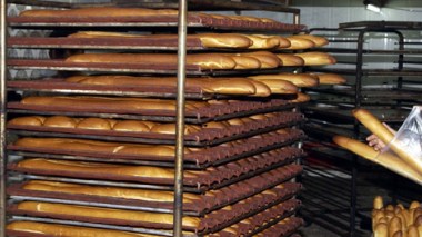 Price of bread officially rises to 10 Dinars