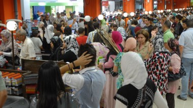 People rush into markets shortly before Ramadan