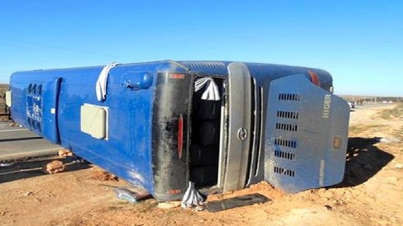 إصابة 9 ركاب بجروح إثر انقلاب حافلة بالطريق السيار ببلعباس