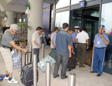 Algiers Airport: workers protest over pay