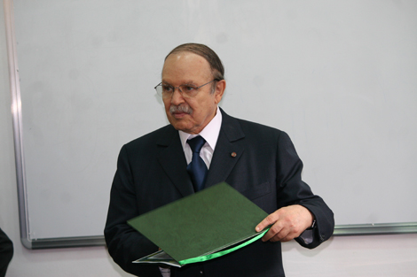 Bouteflika rencontre les ministres pour signer la loi de finances