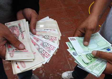 Euro value slumps by 400 dinars at “Square” informal stock exchange market”