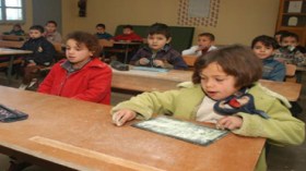 تلاميذ التحضيري أبطال مسرحيات فكاهية بريئة على المباشر