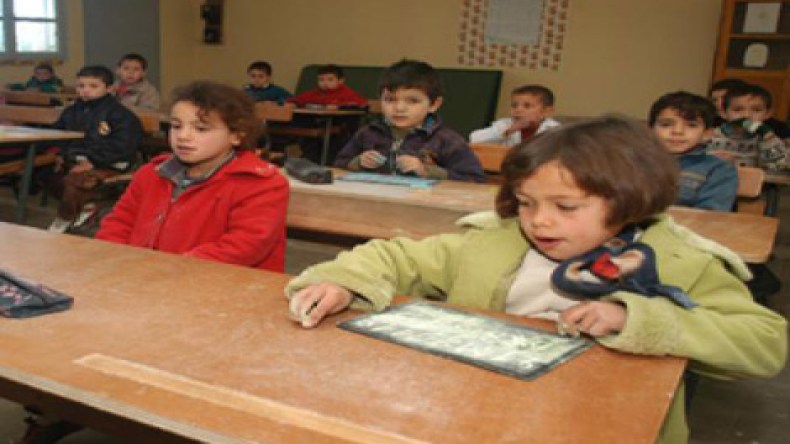 تلاميذ التحضيري أبطال مسرحيات فكاهية بريئة على المباشر