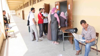 100,000 people apply for 12,000 jobs in schools