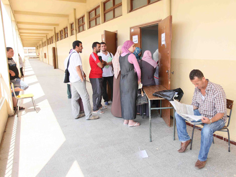 100,000 people apply for 12,000 jobs in schools