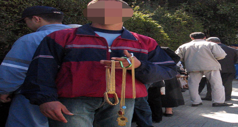 Bouira: les maigres salaires vendent leurs bijoux pour couvrir les dépenses du mois sacré