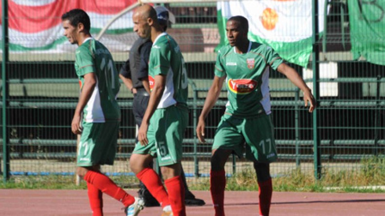 غريب يعد بتسوية مستحقات اللاعبين بعد مواجهة شبيبة القبائل