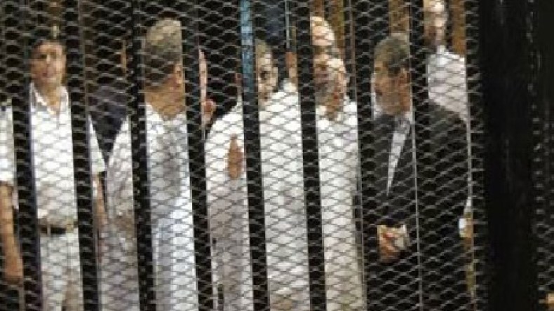 الإنقلابيون يتّهمون الرئيس محمد مرسي بسرقة الدواجن !!