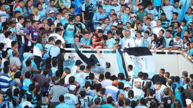 Jeté d’une tribune, un supporter argentin trouve la mort