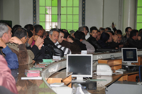Long queues, citizens wait for three hours in front of Post Offices