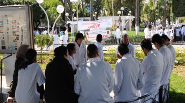 Protesters besiege Health Ministry, Ziari flies to Switzerland