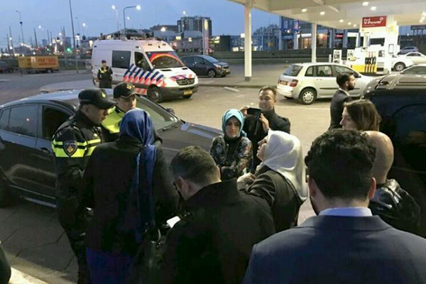 Une ministre turque expulsée des Pays-Bas