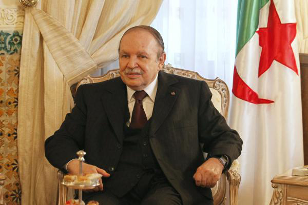 Le président Bouteflika met en congé les ministres candidats