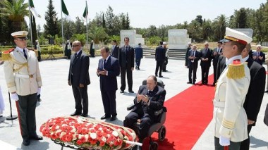 Le président Bouteflika se recueille à la mémoire des martyrs de la Révolution au cimetière d’El Alia
