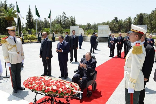 Le président Bouteflika se recueille à la mémoire des martyrs de la Révolution au cimetière d’El Alia