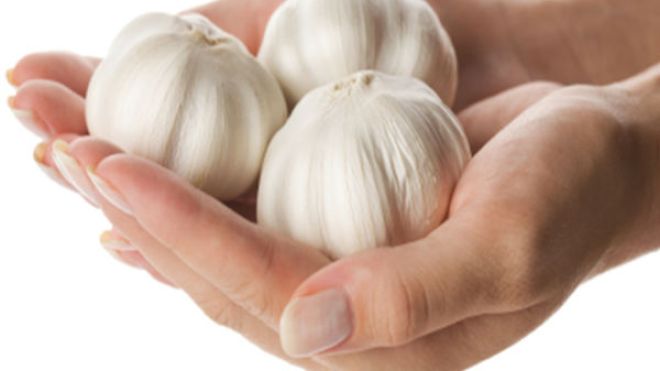 كيف تستخدمين «الثوم» لعلاج تساقط الشعر؟