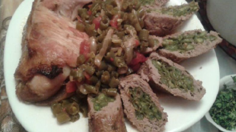 رولي الفاصوليا الخضراء واللحم المفروم