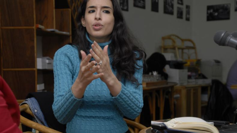 وضعتُ الأصبع على الجرح في “عليها ثلاثة عشر”