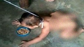 تربط طفلها من عنقه وتطعمه مثل الكلب!