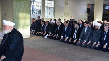 El Assad effectue l prière de l’Aïd dans une ville fantôme et promet de reprendre la Syrie