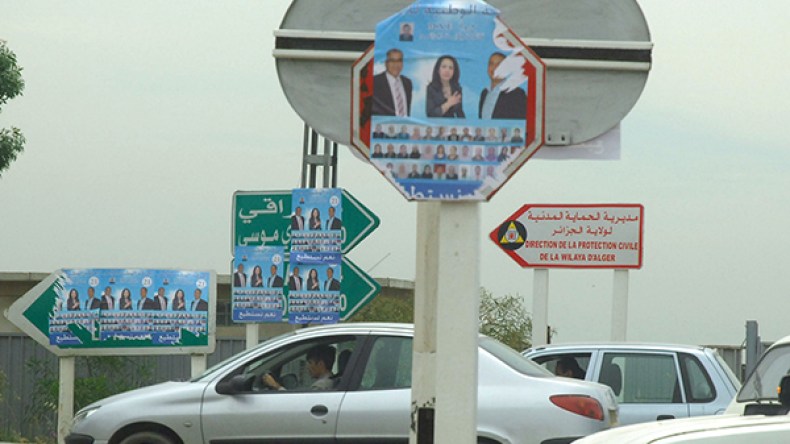 ملصقات المترشحين تؤرق مستعملي الطرقات وتشوه الشوارع