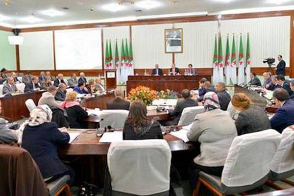 Sellal présente le projet de révision de la Constitution