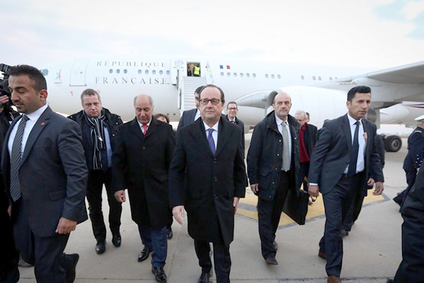 Hollande rend visite aux soldats français engagés contre l'EI en Irak