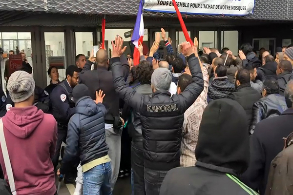 Clichy :La police française évacue une mosquée