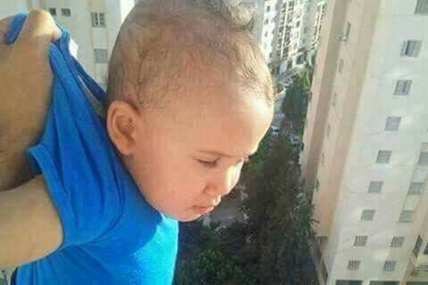 Enfant suspendu depuis un balcon : L’auteur condamné à deux ans de prison ferme