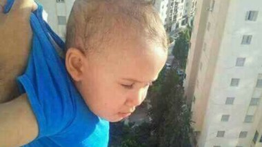 Enfant suspendu depuis un balcon : L’auteur condamné à deux ans de prison ferme