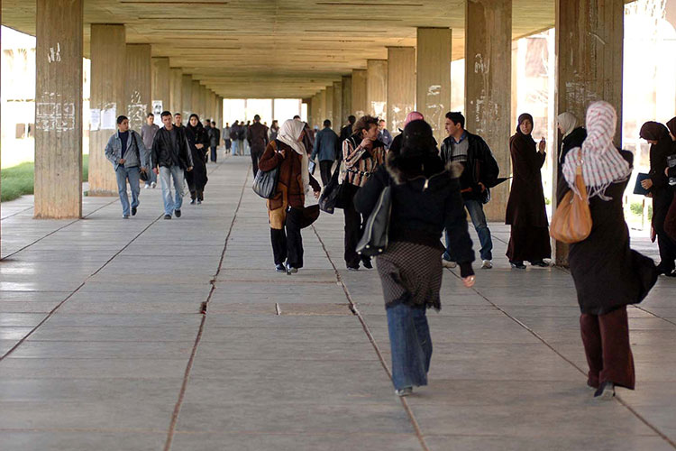 Des parents empêchent leurs filles universitaires d’étudier le soir!