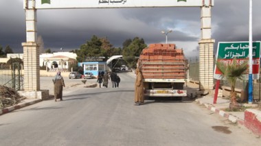 100 Tunisians try to enter Algeria as humanitarian refugees