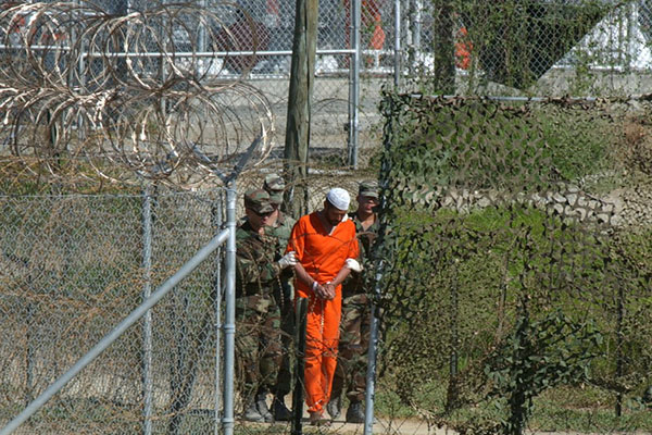 Un ancien détenu algérien à Guantanamo poursuit en justice le Canada