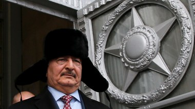 Haftar visite un porte-avion russe en Méditerranée.