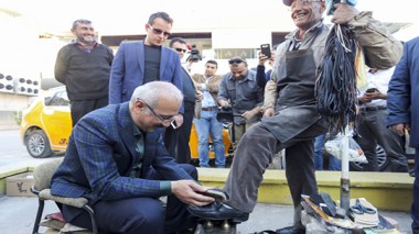 Le ministre turc du Développement cire les chaussures d'un citoyen