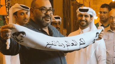 Mohamed VI porte une écharpe de soutien au Chef Qatari : Le makhzen évoque un montage photo
